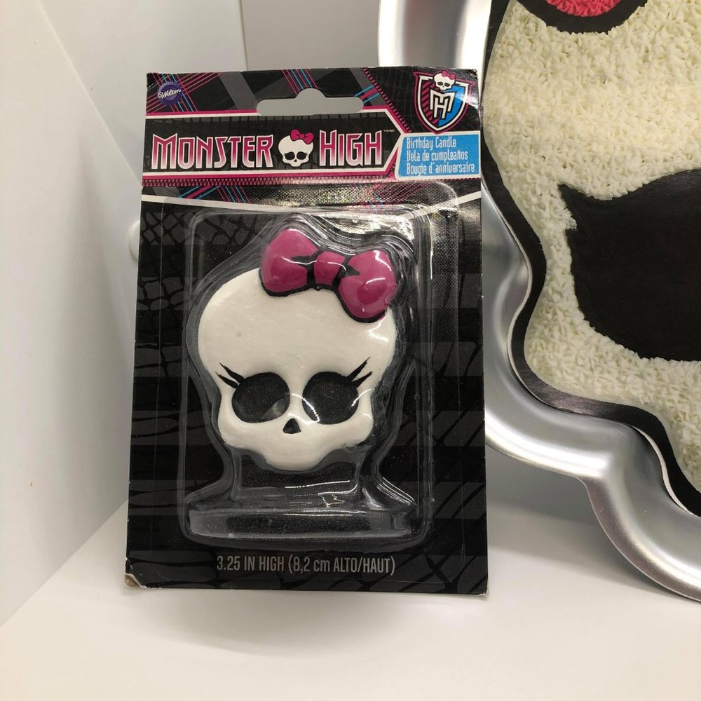 Monster High New Cake Pan, Icing Decorations, and Birthday Candle. - Picture 2 of 9
